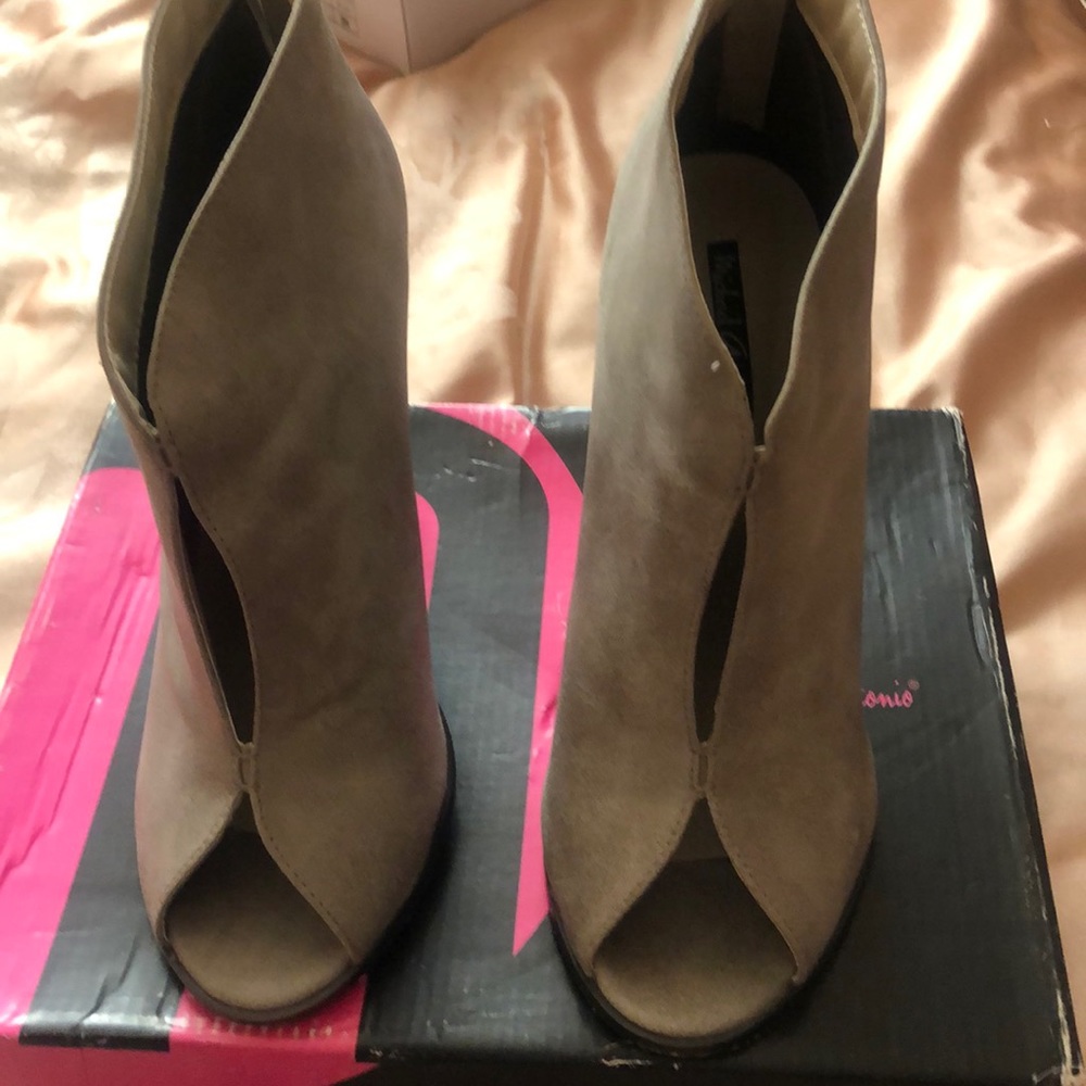 Beautiful Grey peep toe 3in heels